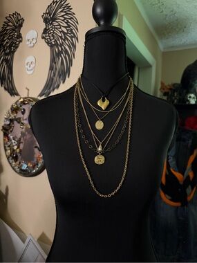 JEWELRY BUNDLE #4 
 7 pcs Gold tone